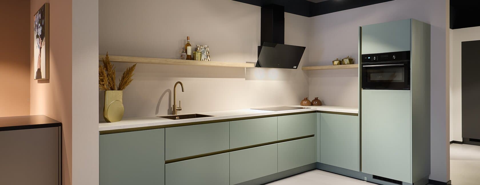 Groene designkeuken met gouden accenten